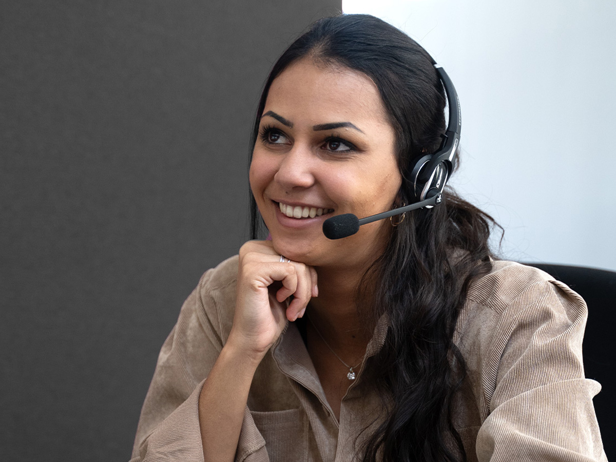 Karriere-Schueler-Ausbildung-Lachende Auszubildende mit Headset