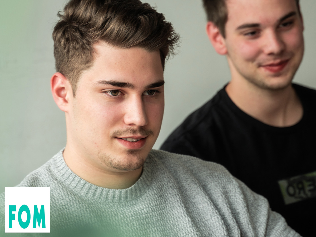 Karriere-Dualesstudium-Studierende, die sich für ein berufsbegleitendes Studium interessieren