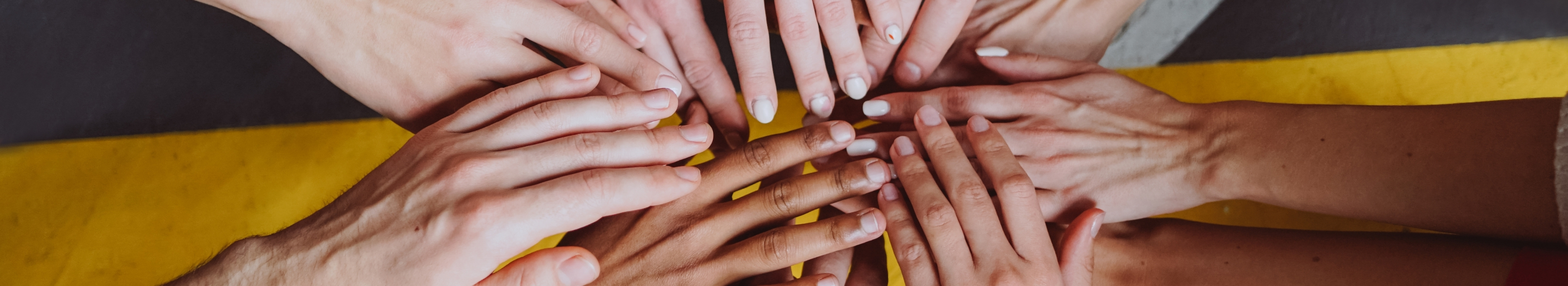 Banner-Karriereportal-Hände im Kreis