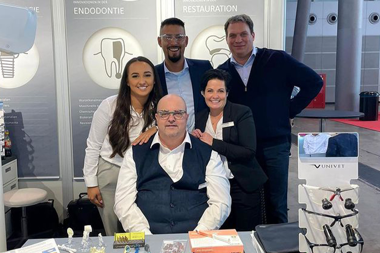 Karriere - Stellenangbote - Mitarbeiter von American Dental Systems lachen in die Kamera